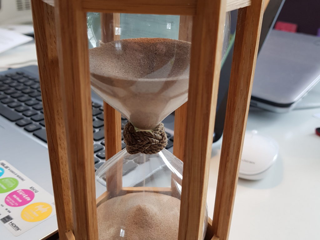 Livet är som ett timglas. Det förbrukas och finns kvar. Men livslågan släcks efter korta 80 - 90 år så varje dag är viktig.